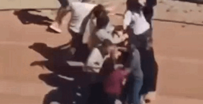 Çocukların kavgasına aileler karıştı: Kadınlar saç baş birbirine girdi