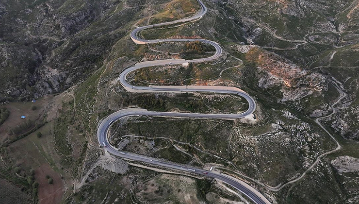 Demirkapı Tüneli’ne bağlanan kıvrımlı yol dronla görüntülendi