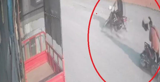 Dengesini kaybederek motosikletten düşen kadına karşıdan gelen motosiklet çarptı