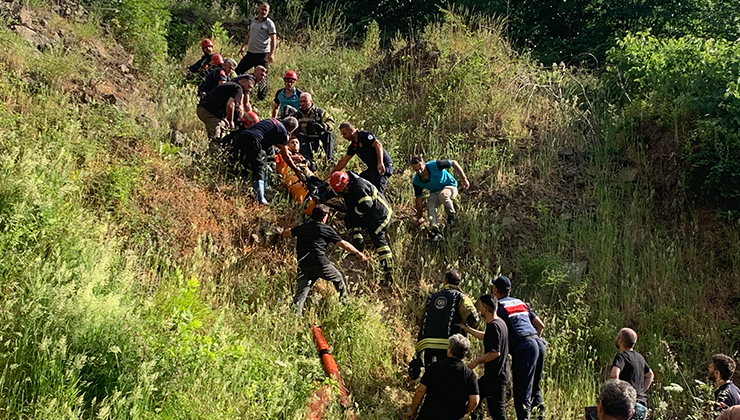 Dereye düşen çocuğunu kurtarmak isteyen anne öldü