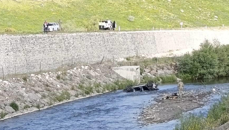 Dereye uçan otomobildeki çift ile çocukları öldü