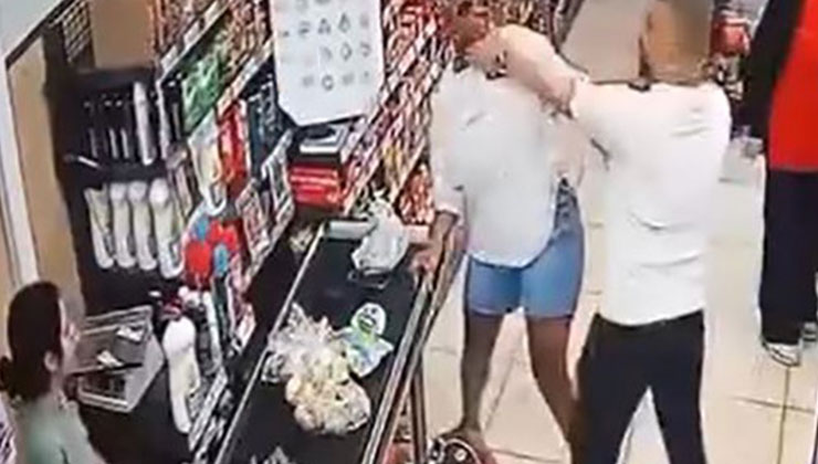 Esenyurt’ta bir adam, kasa sırasında tartıştığı kadına saldırdı; o anlar kamerada