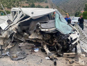 Gümüşhane-Trabzon yolunda kamyonet bariyerlere çarptı: 1 ölü, 3 yaralı