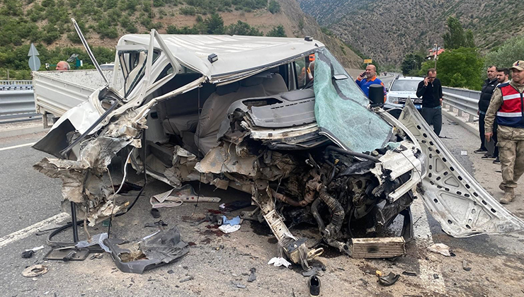 Gümüşhane-Trabzon yolunda kamyonet bariyerlere çarptı: 1 ölü, 3 yaralı