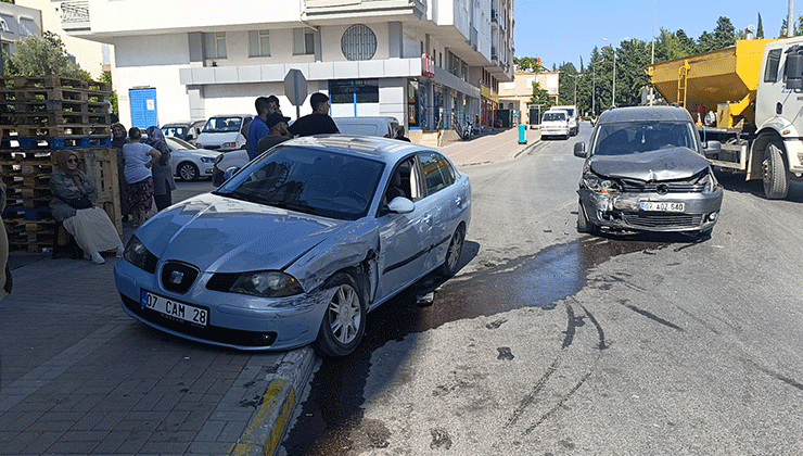 Hafif ticari araç ile otomobil çarpıştı: 1 yaralı