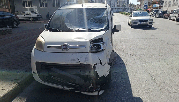 Hafif ticari araçla çarpışan motosiklet sürücüsü ve yolcu ölümden döndü