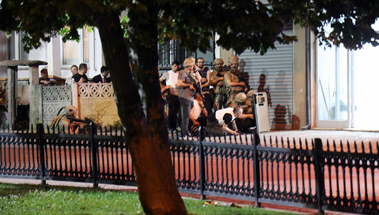Hakkında yakalama kararı olan şahıs polise ateş açıp dükkana saklandı: Yaralı halde 6 saat direndi