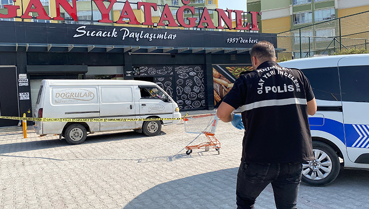 Husumetlisiyle önce tokalaştı sonra bacaklarından vurdu