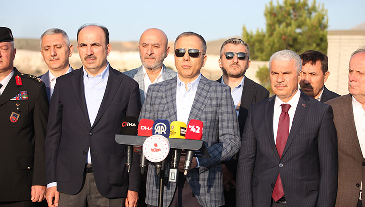İçişleri Bakanı Yerlikaya bayram namazını Konya’da kıldı