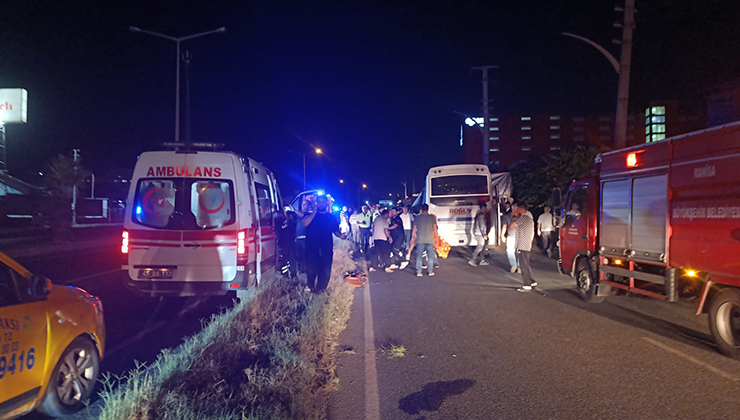 İşçi servis minibüsü, park halindeki tıra çarptı: 5’i ağır, 20 yaralı