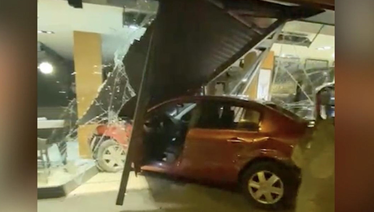 İstanbul’da kaza yapan iki otomobilden biri iş yerine girdi