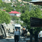 Kamyon eve çarpıp devrildi sürücü hayatını kaybetti