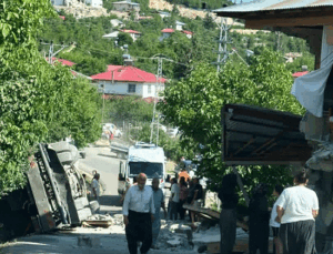 Kamyon eve çarpıp devrildi sürücü hayatını kaybetti