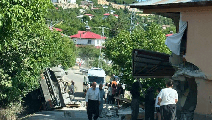 Kamyon eve çarpıp devrildi sürücü hayatını kaybetti