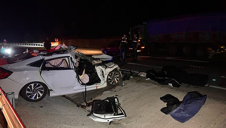 Kamyona çarpan otomobilde 2 kişi hayatını kaybetti
