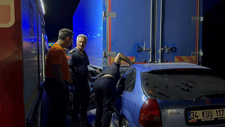 Kamyonun altına giren otomobilde can pazarı: 1 ölü, 1 ağır yaralı