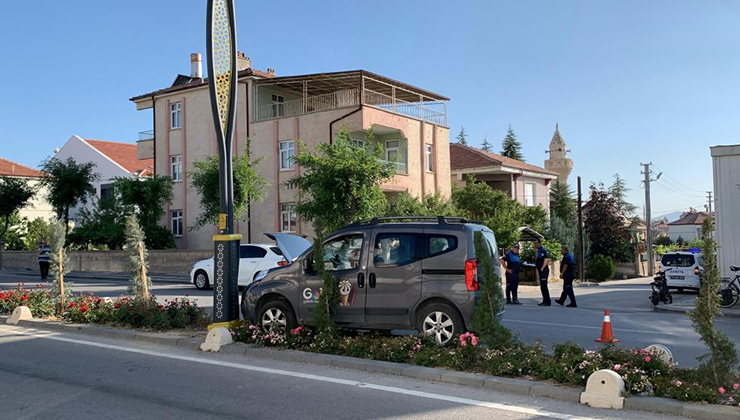 Karaman’da direğe çarpan hafif ticari aracın sürücüsü yaralandı