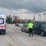 Karaman’da ışıkta bekleyen hafif ticari araca otomobil arkadan çarptı: 1 yaralı