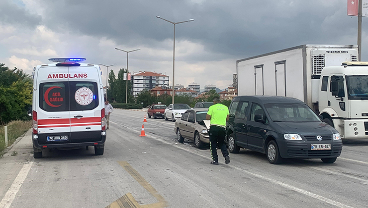 Karaman’da ışıkta bekleyen hafif ticari araca otomobil arkadan çarptı: 1 yaralı