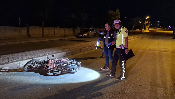 Karaman’da refüje çarpan motosikletteki 2 kişi ağır yaralandı