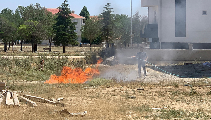 Karaman’da tutuşan inşaat atıklarındaki alevler büyümeden söndürüldü