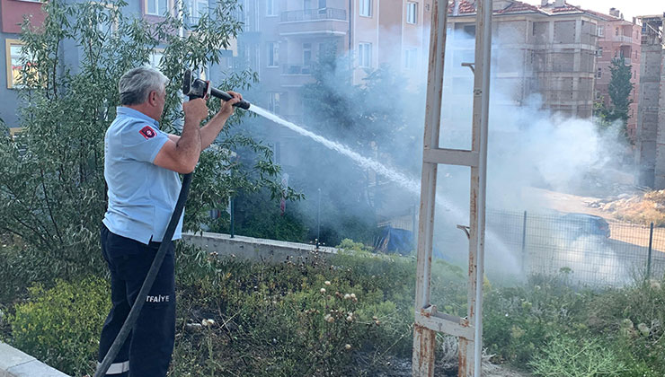 Karaman’daki ot yangını evlere sıçramadan söndürüldü