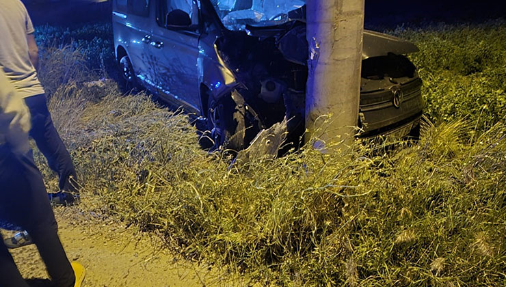 Karapınar’da otomobil beton direğe çarptı: 5 yaralı