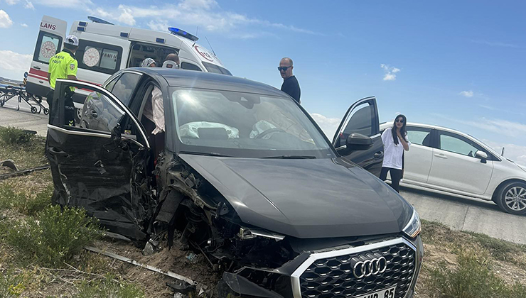 Karapınar’da otomobil kamyona çarptı: 2 yaralı