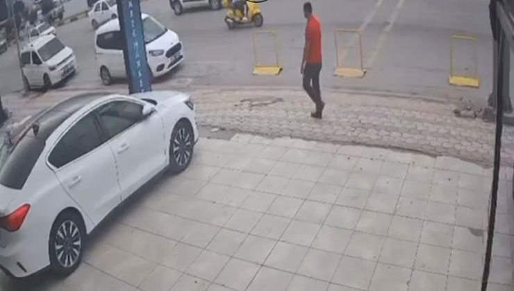 Karşıya geçmeye çalışan yaşlı adama kamyonet çarptı: O anlar kamerada