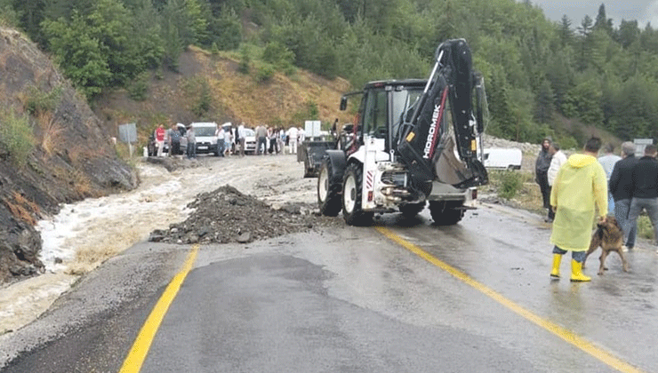 Kastamonu’da kuvvetli sağanak karayolunu ulaşıma kapattı