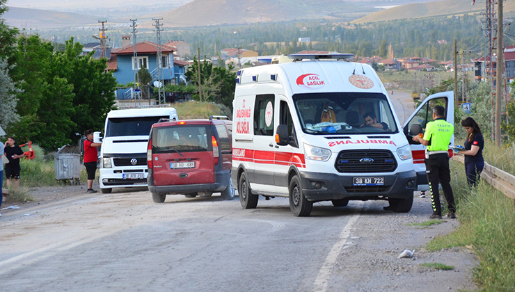 Kayseri’de yola dökülen madeni yağ nedeniyle devrilen motosikletteki 2 kişi yaralandı
