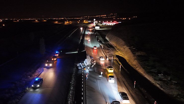 Kırıkkale’de alkol yüklü tır devrildi