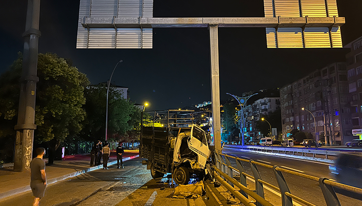 Kocaeli’de, tabela direğine çarpan kamyonun şoförü yaralandı