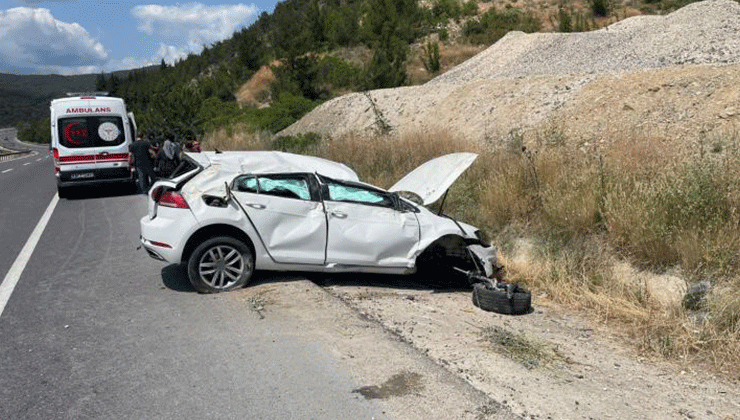 Kontrolden çıkan otomobil su kanalına uçtu