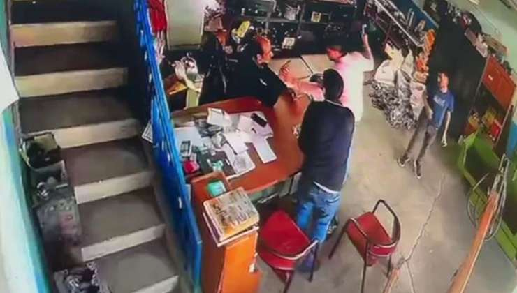 Konya’da iki esnafın kavgasında çekiçli saldırı kamerada