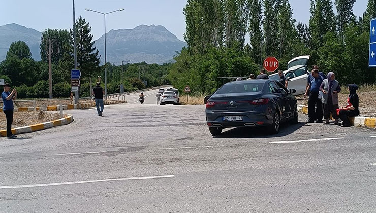 Konya’da iki otomobilin çarpıştığı kazada 5 kişi yaralandı