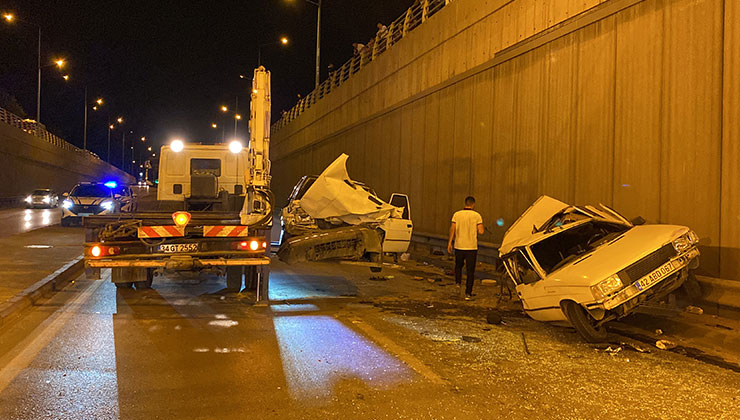 Konya’da karşı şeride geçen otomobil 2 araca çarptı: 6 yaralı