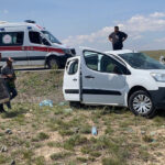 Konya’da lastiği patlayan hafif ticari araç takla attı: 2 yaralı