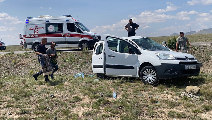 Konya’da lastiği patlayan hafif ticari araç takla attı: 2 yaralı