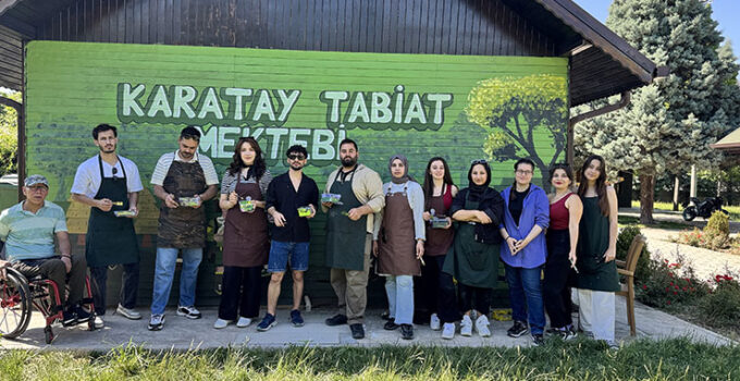 Konya’da üniversite öğrencileri okul duvarlarını renklendiriyor