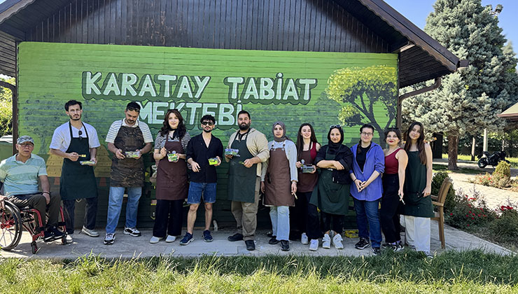 Konya’da üniversite öğrencileri okul duvarlarını renklendiriyor