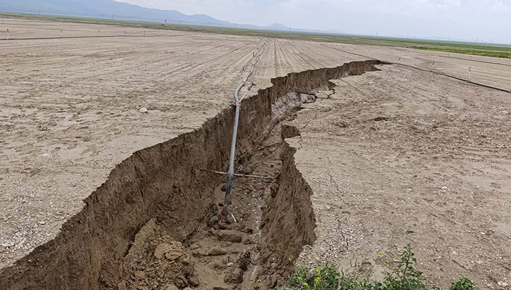 Konya’da yağış sonrası tarlada yüzey yarığı oluştu