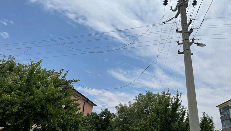 Kulu’da aşırı rüzgardan elektrik teli koptu, mahalle elektriksiz kaldı