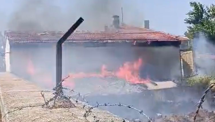 Kulu’da samanlık yangını itfaiye tarafından söndürüldü