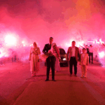 Mahalleyi festival alanına çevirerek kız istemeye gitti