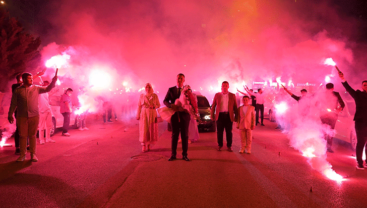 Mahalleyi festival alanına çevirerek kız istemeye gitti