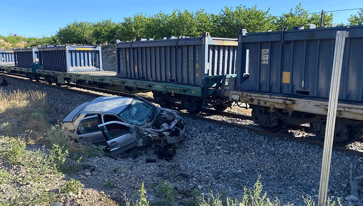 Malatya’da yük treni hemzemin geçitte otomobile çarptı: 5 yaralı