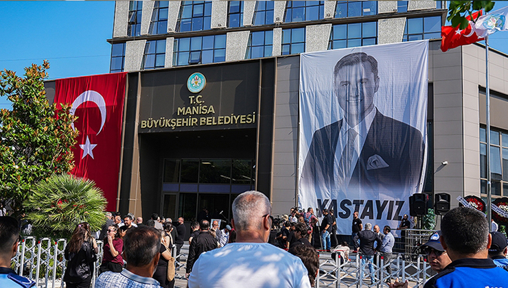 Manisa Büyükşehir Belediye Başkanı Zeyrek için belediye önünde tören düzenlendi
