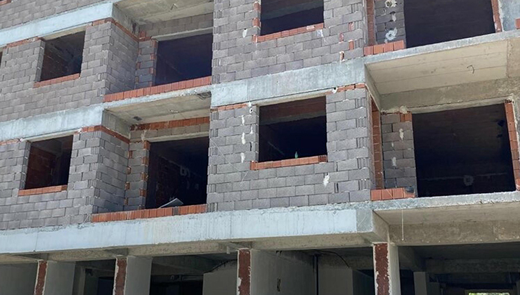 Manisa’da 5’inci kattan düşen inşaat işçisi öldü