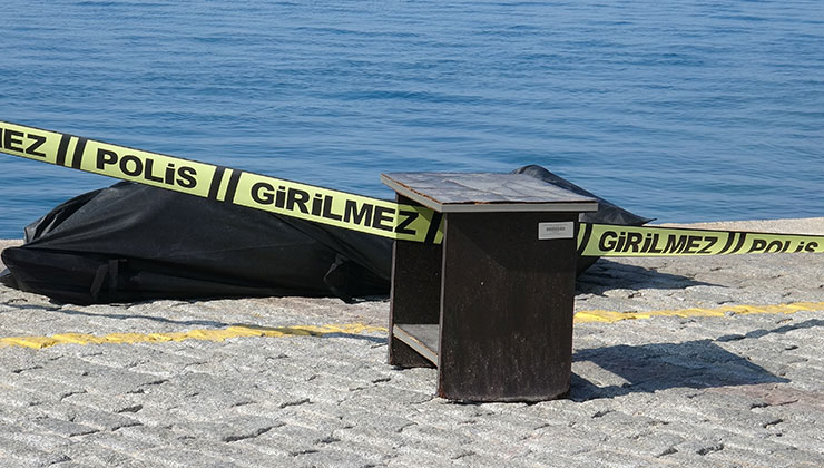 Manzara izleyen vatandaşlar fark etti, denizde erkek cesedi bulundu
